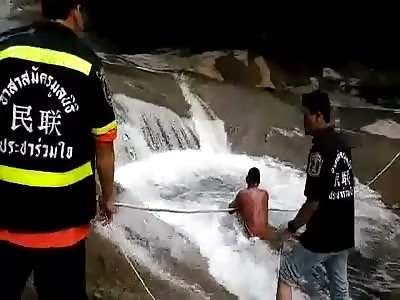 2 teenagers drowned - rescue of the bodies in waterfall