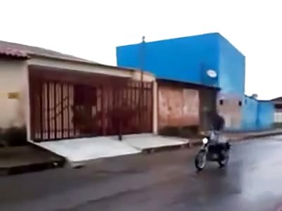 *BRAZIL* Guy showing off with his motorcycle is caught and arrested by police! LOL