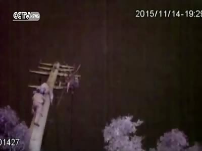 BRAVE MAN CLIMBS POLE TO SAVE COLLEAGUE FROM HIGH-VOLTAGE POWER LINES