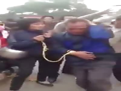 COUPLE OF ELDERLY THIEVES IS TIED AND BEATEN IN THE STREET
