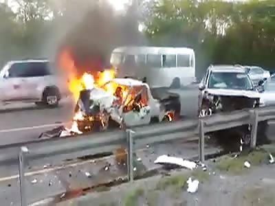 *GRAPHIC* 3 People burned alive in horrible car accident in the Dominican Republic