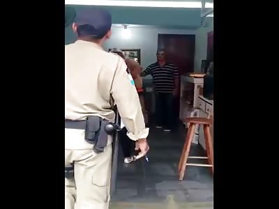 Mujer Histerica es detenida por la policia.