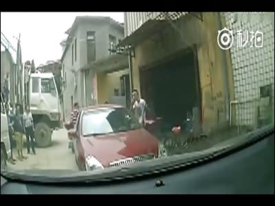 Man with Chinese war sword smashes car over traffic dispute 