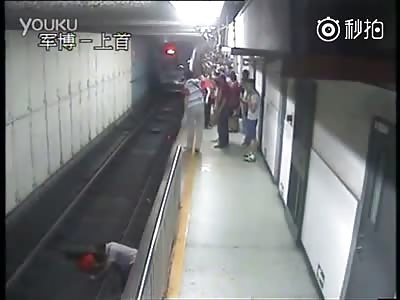 Old man jump off platform to commit suicide at subway Station.